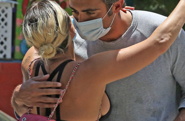 Lady Gaga w sportowym staniku tuli się do Michaela Polansky’ego (ZDJĘCIA)