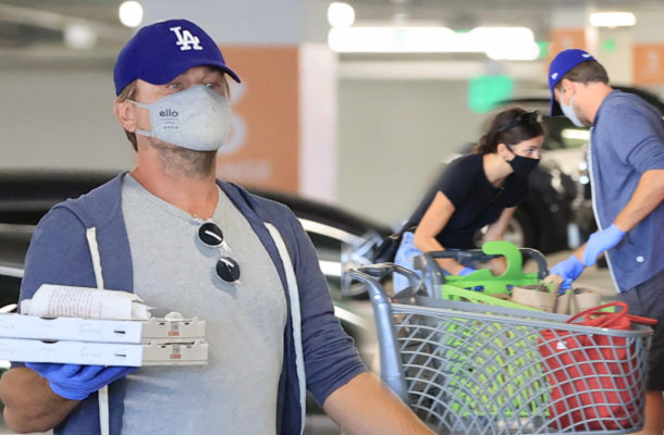 Leonardo DiCaprio przyłapany z dziewczyną na zakupach spożywczych. Żywią się głównie PIZZĄ